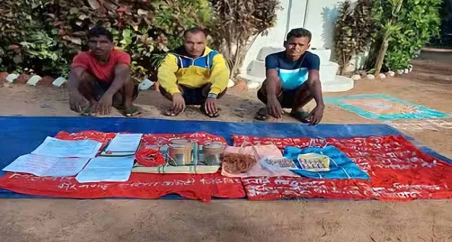 नक्सली प्रचार सामग्री व विस्फोटक के साथ 3 नक्सली गिरफ्तार 1 34 1 नक्सली प्रचार सामग्री व विस्फोटक के साथ 3 नक्सली गिरफ्तार