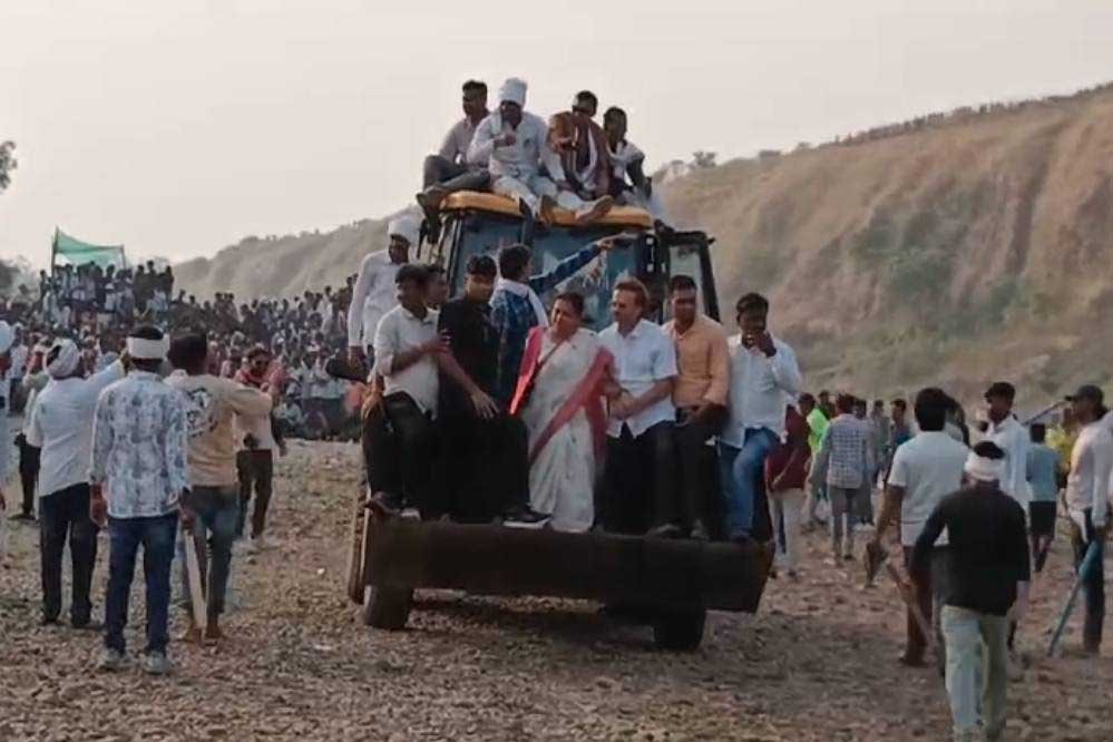 विधायक अर्चना चिटनिस बुलडोजर पर सवार होकर मेला देखने पहुंचीं 1 6A 57 विधायक अर्चना चिटनिस बुलडोजर पर सवार होकर मेला देखने पहुंचीं