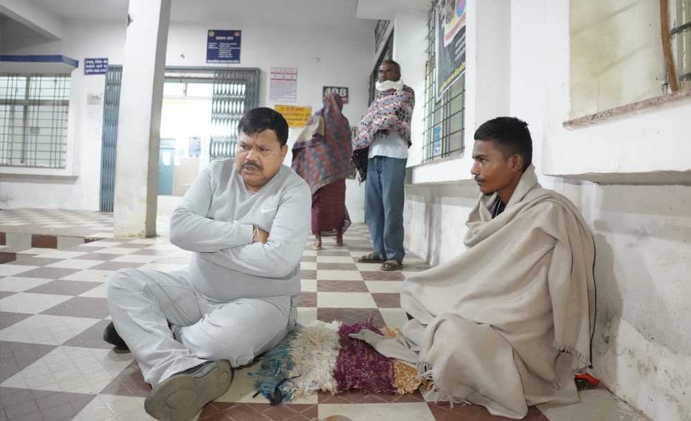 आधी रात करैरा सामुदायिक स्वास्थ्य केन्द्र का निरीक्षण करने पहुंचे प्रभारी मंत्री तोमर 1 8A 109 आधी रात करैरा सामुदायिक स्वास्थ्य केन्द्र का निरीक्षण करने पहुंचे प्रभारी मंत्री तोमर
