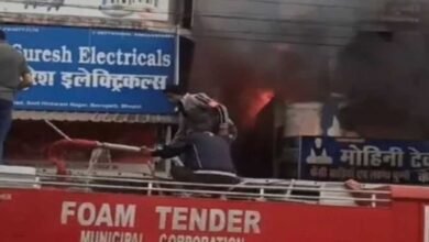 8A 23 संत हिरदाराम नगर में 3 कपड़ा दुकानों में लगी भीषण आग, एक करोड़ का माल जलकर खाक... दमकलों ने पाया काबू