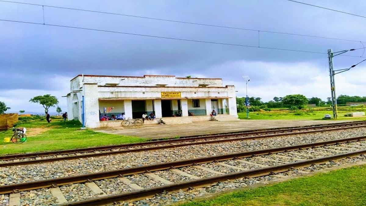 भारत के भूतिया रेलवे स्टेशन, 10 ऐसी जगह जहां यात्रियों को सुनाई देती हैं चीखें 4 Begunkodar Railway Bharat Ke Bhutiya Railway Station