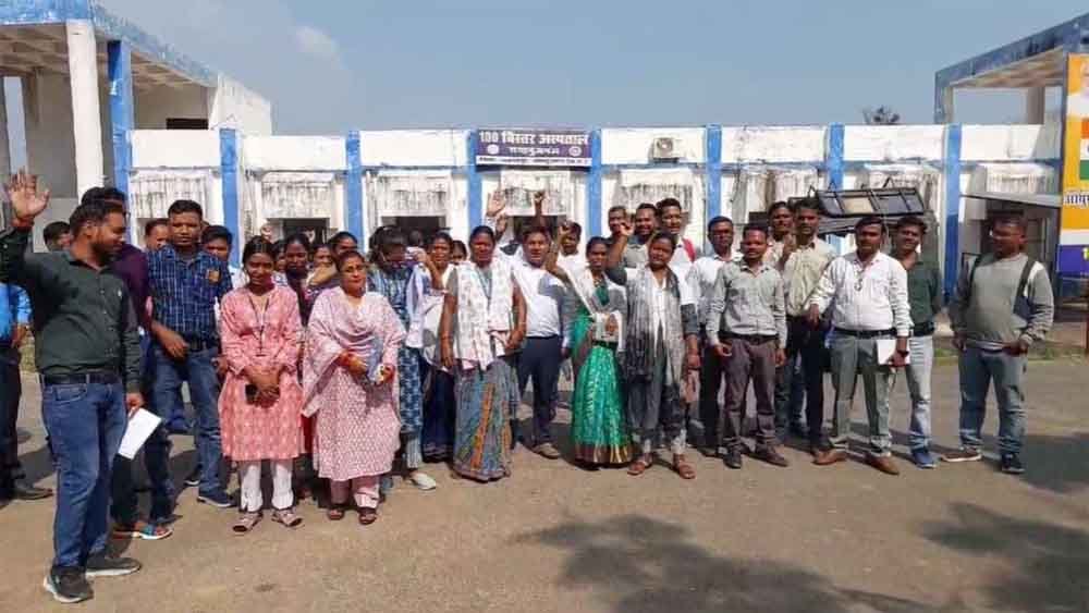 छत्तीसगढ़-रामानुजगंज के स्वास्थ्य कर्मचारियों ने खोला मोर्चा, BMO को हटाने की मांग पर अड़े 1 Chhattisgarh 22 1 छत्तीसगढ़-रामानुजगंज के स्वास्थ्य कर्मचारियों ने खोला मोर्चा, BMO को हटाने की मांग पर अड़े