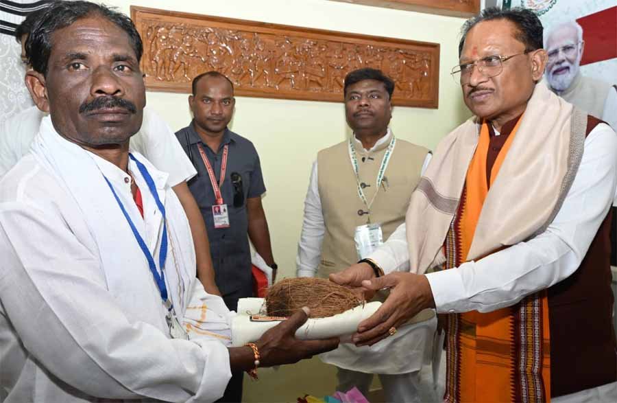जनजातीय परंपरा के संरक्षक बैगा, गुनिया और सिरहा को मुख्यमंत्री ने किया सम्मानित 1 Cm sai 3 जनजातीय परंपरा के संरक्षक बैगा, गुनिया और सिरहा को मुख्यमंत्री ने किया सम्मानित