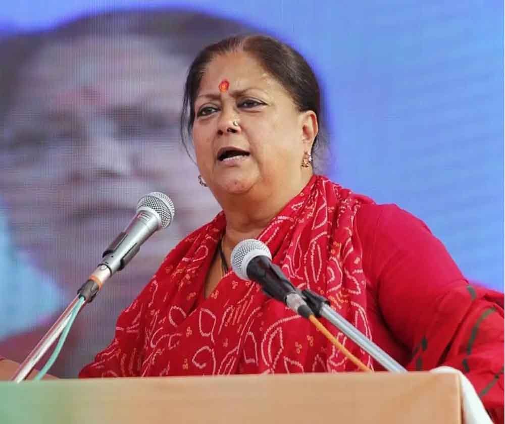 राजस्थान-झालावाड़ में वसुंधरा के बधाई सन्देश से बढ़ी सरगर्मी, 'पीठ में छुरा घोंपने में माहिर होते हैं लोग' 1 Rajasthan 06 1 17 राजस्थान-झालावाड़ में वसुंधरा के बधाई सन्देश से बढ़ी सरगर्मी, 'पीठ में छुरा घोंपने में माहिर होते हैं लोग'
