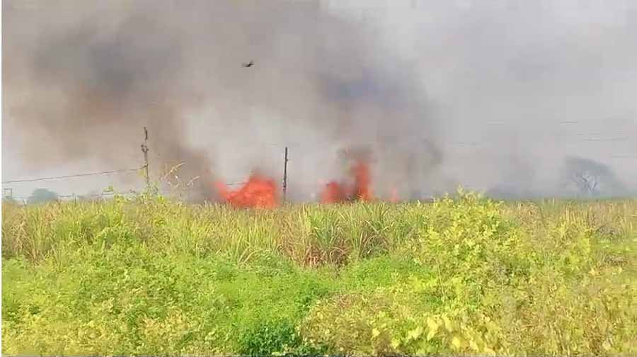 गन्ने की फसल में लगी भीषण आग, किसानों को लाखों का नुकसान 1 aag 4 गन्ने की फसल में लगी भीषण आग, किसानों को लाखों का नुकसान