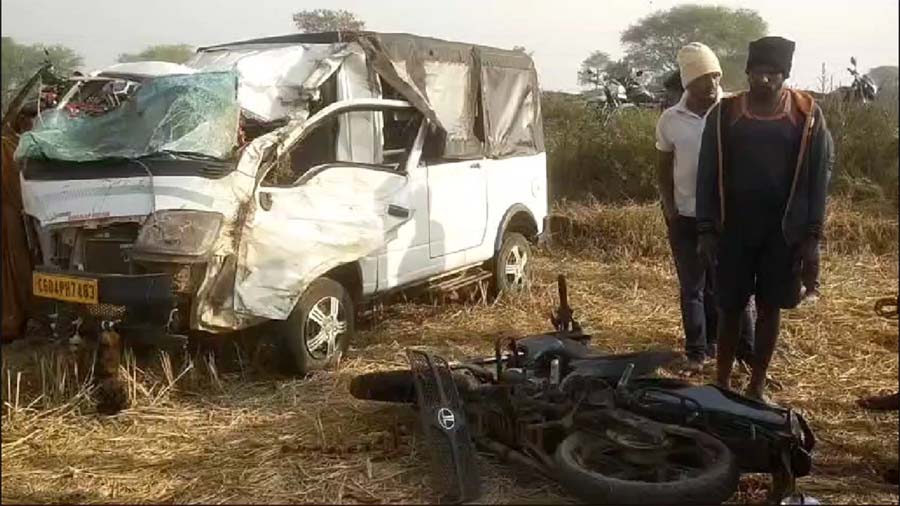अनियंत्रित मैक्सी कैब खेत में घुसी, बाइक सवार सहित 6 लोग घायल 1 accident 6 अनियंत्रित मैक्सी कैब खेत में घुसी, बाइक सवार सहित 6 लोग घायल
