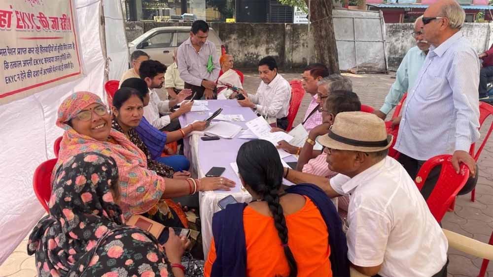 वरिष्ठ नागरिकों के फिंगर प्रिंट मशीन स्कैन नहीं कर पा रही है, क्योंकि बढ़ती उम्र के चलते उनके हाथों की लकीरें ही गायब 1 ayushman 3 वरिष्ठ नागरिकों के फिंगर प्रिंट मशीन स्कैन नहीं कर पा रही है, क्योंकि बढ़ती उम्र के चलते उनके हाथों की लकीरें ही गायब