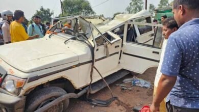bolero accident रायपुर-बिलासपुर नेशनल हाईवे पर टायर फटने से पलटी बोलेरो, तीन लोगों की मौत, 4 घायल