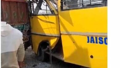 bus 4 राऊ-खलघाट फोरलेन पर निजी स्कूल बस और ट्रक की आपस में टक्कर, महिला कंडक्टर की मौत