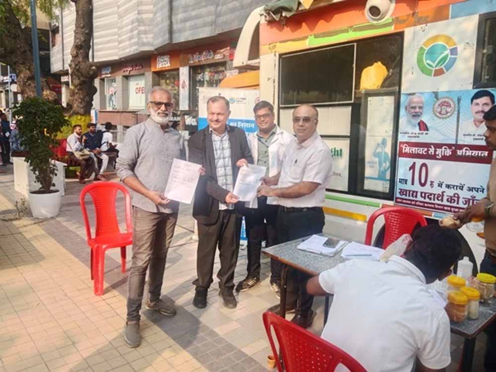 अतिथियों के स्वागत के लिए छप्पन दुकान पर तैयारी शुरू, विदेश से आए मेहमानों के लिए 56 दुकान पर सबकुछ फ्री 1 chapan अतिथियों के स्वागत के लिए छप्पन दुकान पर तैयारी शुरू, विदेश से आए मेहमानों के लिए 56 दुकान पर सबकुछ फ्री