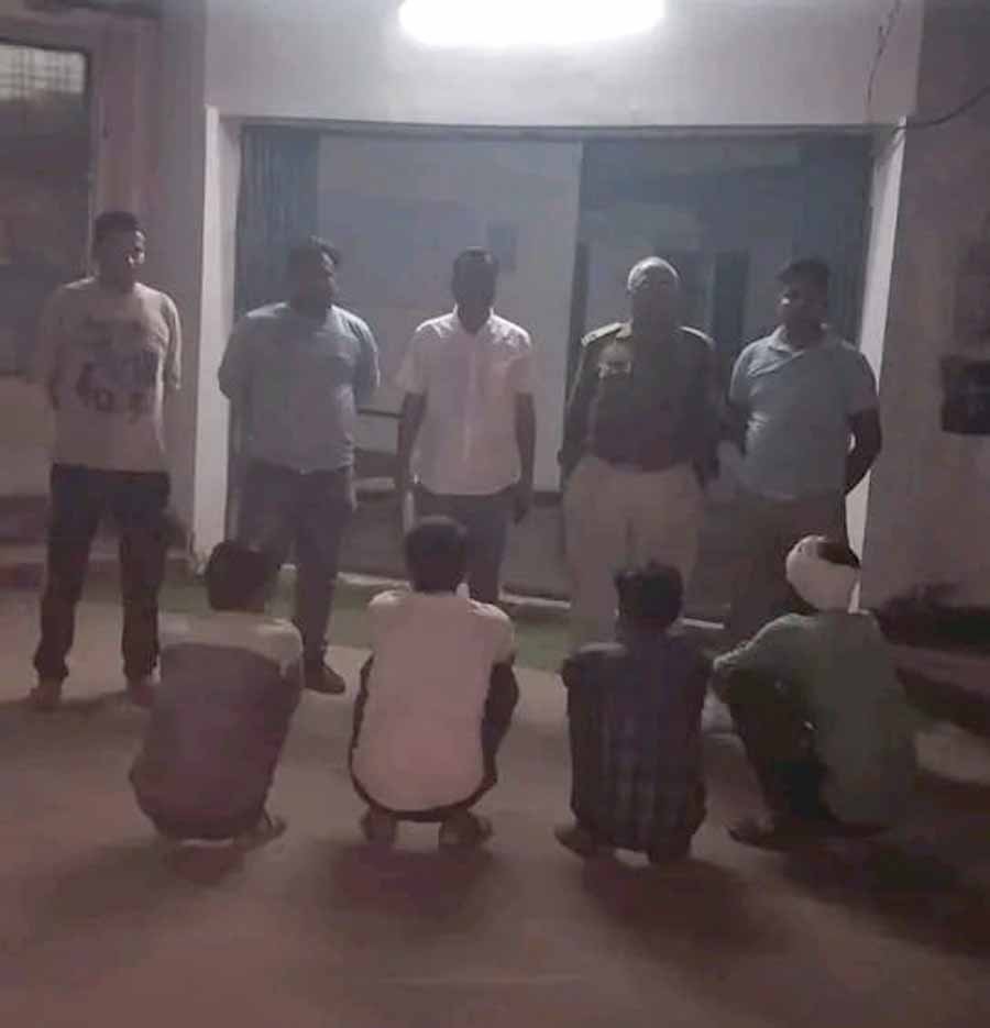 chhatarpur 1 दो प्रथक प्रथक जुंवे के फड़ में छापामारी कार्यवाही कर 8 जुवारियो को किया गिरफ्तार