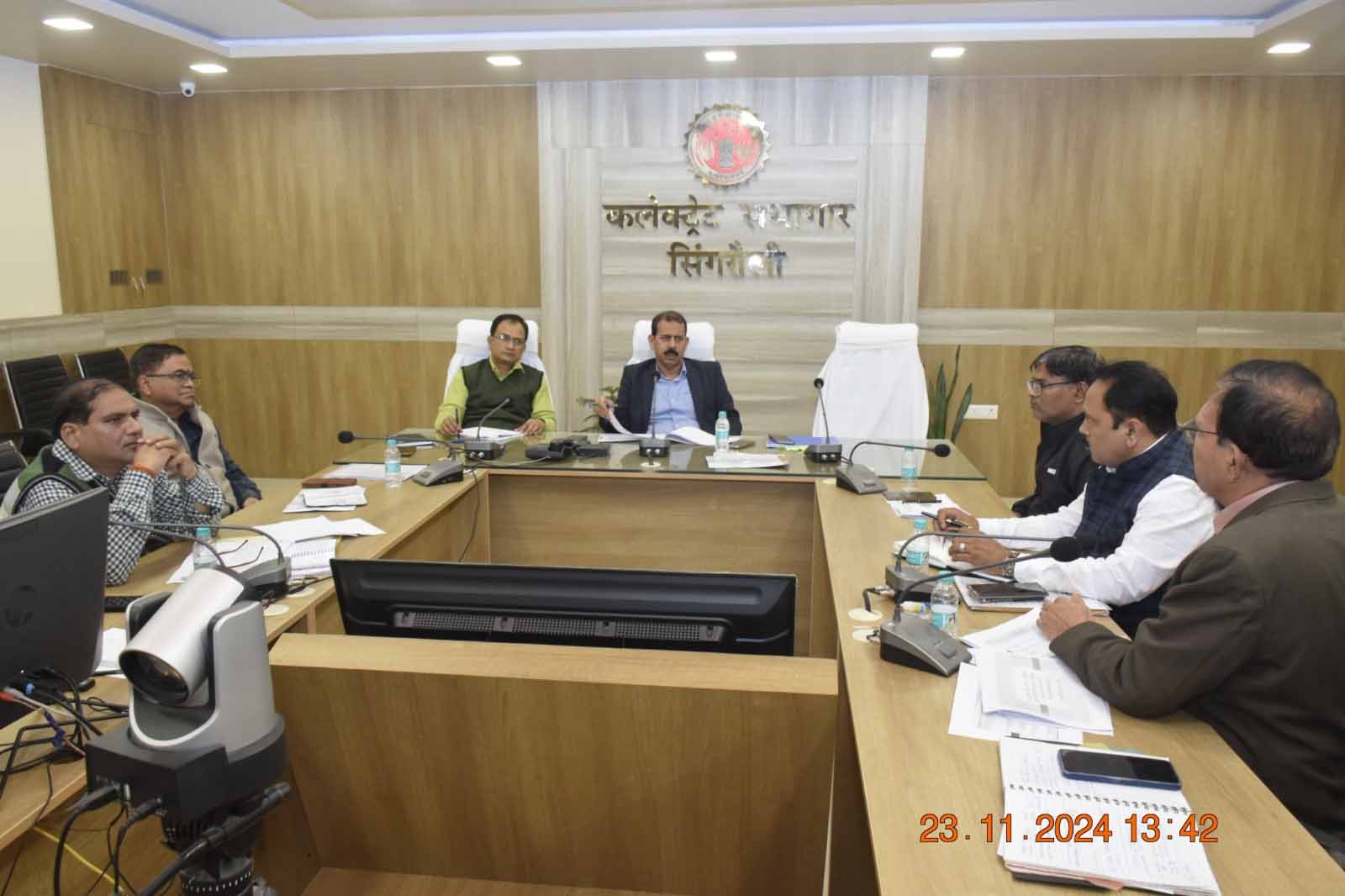निर्माण कार्यो का लोकापर्ण एवं भूमिपूजन जन प्रतिनिधियों से कराया जाना सुनिश्चित करे :कलेक्टर 1 collector1 निर्माण कार्यो का लोकापर्ण एवं भूमिपूजन जन प्रतिनिधियों से कराया जाना सुनिश्चित करे :कलेक्टर