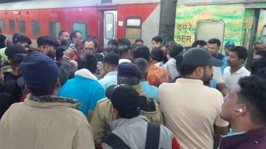 बिलासपुर में रेवले स्टेशन पहुंची दूरंतो में हंगामा, यात्रियों को परोसा बासी भोजन 1 duranto बिलासपुर में रेवले स्टेशन पहुंची दूरंतो में हंगामा, यात्रियों को परोसा बासी भोजन