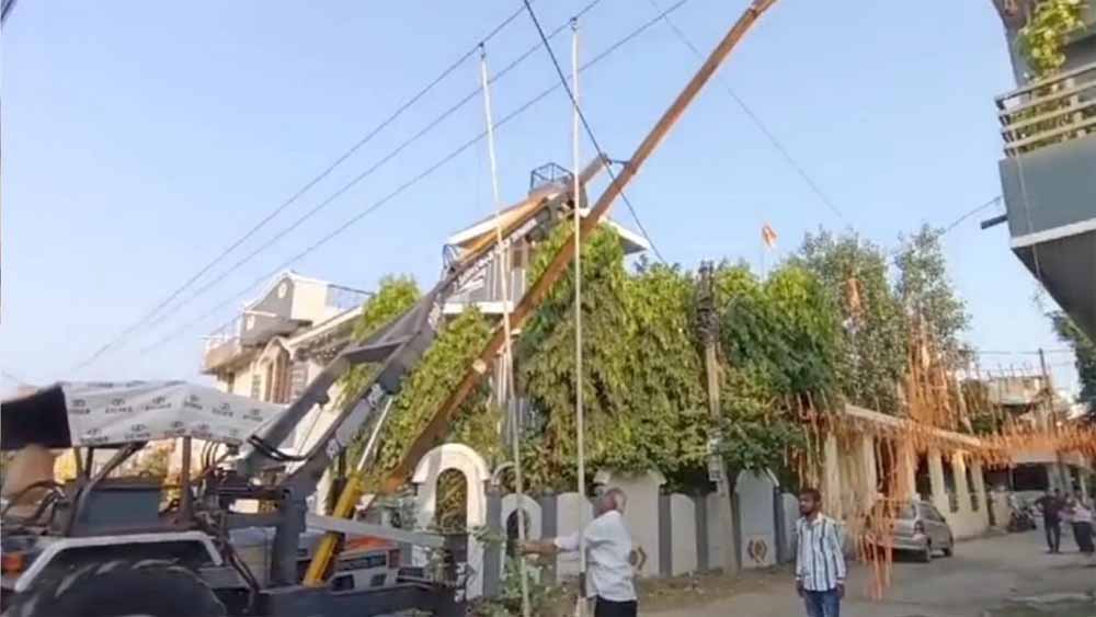 शहर के मुखर्जी नगर में हाइटेंशन लाइन का पोल खड़ा करते समय करंट लगने से एक श्रमिक की मौत 1 hai शहर के मुखर्जी नगर में हाइटेंशन लाइन का पोल खड़ा करते समय करंट लगने से एक श्रमिक की मौत