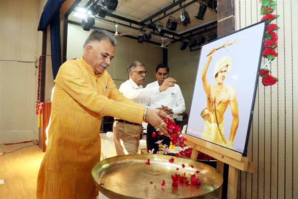 जनजातीय गौरव दिवस, सभी के लिए जनजातीय बलिदानियों को स्मरण करने का अवसर : उच्च शिक्षा मंत्री श्री परमार 1 mini 4 जनजातीय गौरव दिवस, सभी के लिए जनजातीय बलिदानियों को स्मरण करने का अवसर : उच्च शिक्षा मंत्री श्री परमार