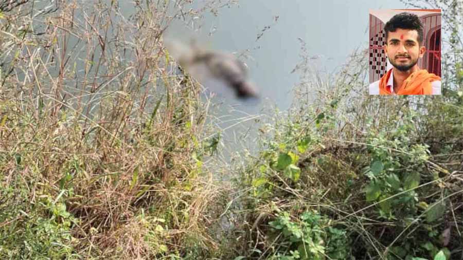 लापता युवक का पांच दिन बाद डबरी में मिला शव , परिजनों ने जताई हत्या की आशंका 1 mout लापता युवक का पांच दिन बाद डबरी में मिला शव , परिजनों ने जताई हत्या की आशंका