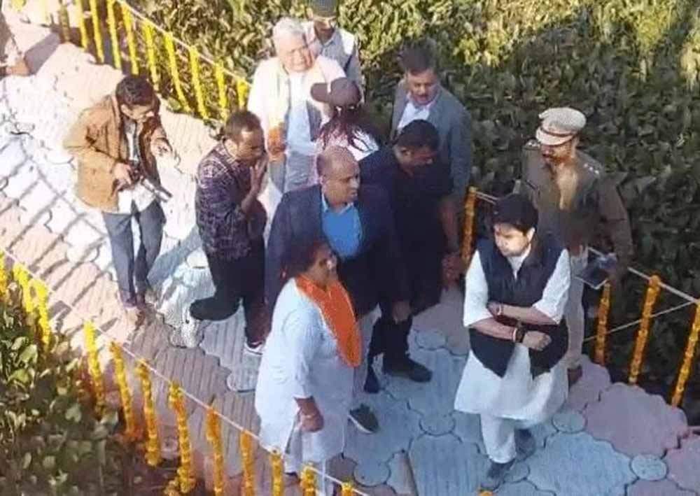 मध्य प्रदेश के शिवपुरी में केंद्रीय मंत्री ज्योतिरादित्य सिंधिया पर मधुमक्खियों के झुंड ने किया हमला, कई लोग घायल 1 schindhiya1 मध्य प्रदेश के शिवपुरी में केंद्रीय मंत्री ज्योतिरादित्य सिंधिया पर मधुमक्खियों के झुंड ने किया हमला, कई लोग घायल