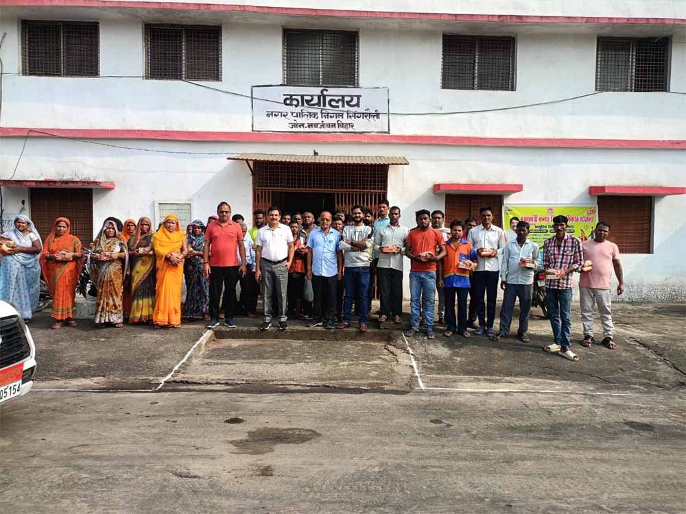 sing नगर निगम आयुक्त ने सफाई मित्रो के साथ मनाई दिवाली, सफाई मित्रो को दी शुभकानाएं वितरित किये मिष्ठान