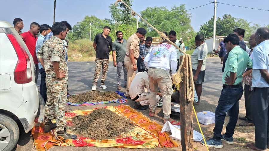 गरियाबंद में नशे के खिलाफ पुलिस को मिली बड़ी सफलता, कार और बाईक से बड़ी मात्रा में मादक पदार्थ जब्त 1 taskar गरियाबंद में नशे के खिलाफ पुलिस को मिली बड़ी सफलता, कार और बाईक से बड़ी मात्रा में मादक पदार्थ जब्त
