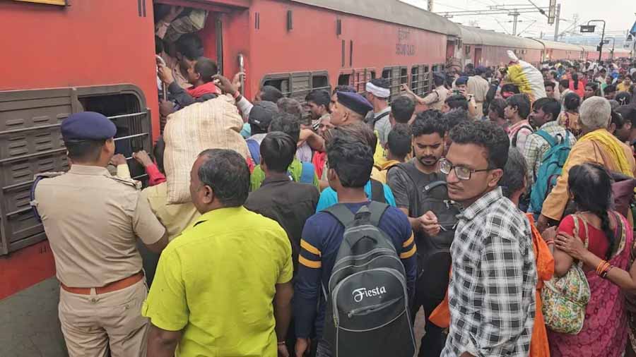 ट्रेनों के जनरल डिब्बे में यात्रियों के लिए पैर रखने की जगह नहीं, दरवाजे के ऊपर बैठकर यात्रा करने को मजबूर यात्री 1 train5 ट्रेनों के जनरल डिब्बे में यात्रियों के लिए पैर रखने की जगह नहीं, दरवाजे के ऊपर बैठकर यात्रा करने को मजबूर यात्री