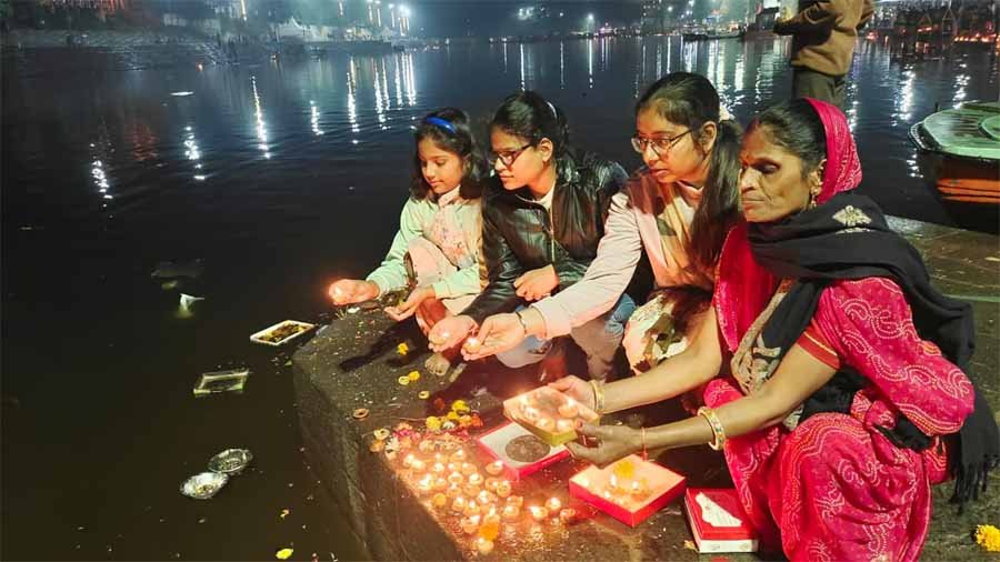 कार्तिक पूर्णिमा पर शिप्रा में हुआ पर्व स्नान, श्रद्धालुओं ने किया दीपदान 1 ujjain2 कार्तिक पूर्णिमा पर शिप्रा में हुआ पर्व स्नान, श्रद्धालुओं ने किया दीपदान