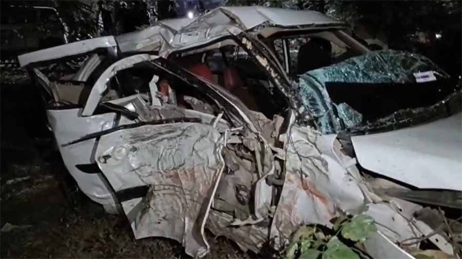 तेज रफ्तार कार हुई दुर्घटना का शिकार, हादसे में दो लोगों की मौत 1 1 271 तेज रफ्तार कार हुई दुर्घटना का शिकार, हादसे में दो लोगों की मौत