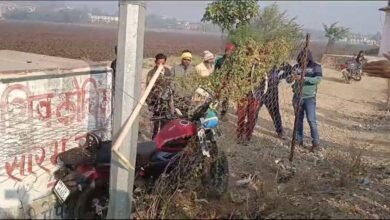 1 603 तेज रफ्तार बाइक अनियंत्रित होकर बिजली खंभे से टकराई, मृतकों की शिनाख्त में जुटी पुलिस