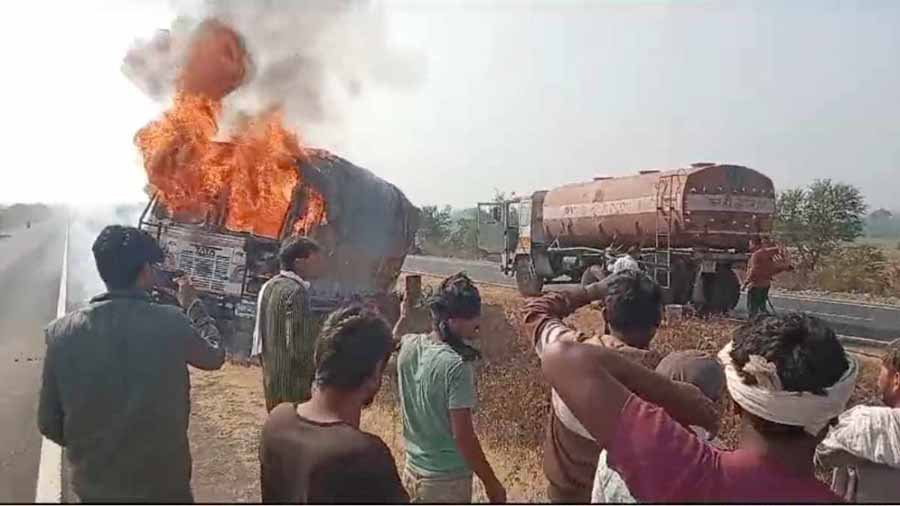 गुना में बड़ा हादसा टला, चलते ट्रक में अचानक लगी आग 1 1 686 गुना में बड़ा हादसा टला, चलते ट्रक में अचानक लगी आग