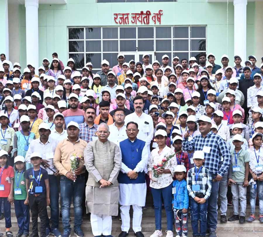 मुख्यमंत्री साय से मिले विधानसभा के शैक्षणिक भ्रमण पर आये मुंगेली जिले के बच्चे 1 1 693 मुख्यमंत्री साय से मिले विधानसभा के शैक्षणिक भ्रमण पर आये मुंगेली जिले के बच्चे