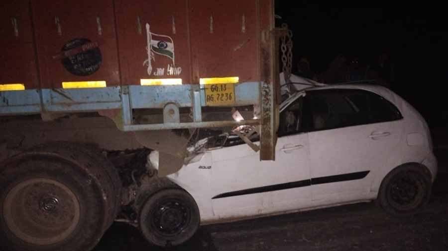 धमतरी में बीती रात दर्दनाक सड़क हादसा, ओवरटेक के चक्कर में ट्रक में जा घुसी तेज रफ्तार कार 1 1 766 धमतरी में बीती रात दर्दनाक सड़क हादसा, ओवरटेक के चक्कर में ट्रक में जा घुसी तेज रफ्तार कार