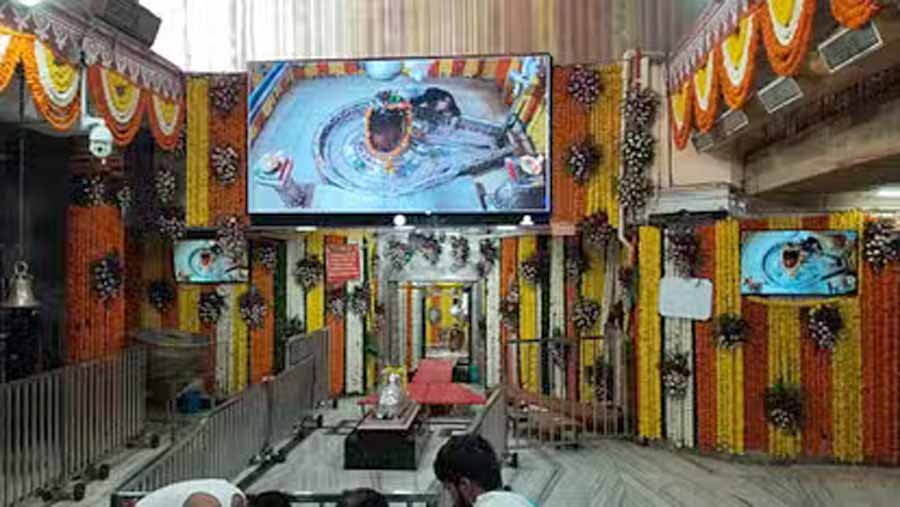 महाकाल मंदिर में वीआइपी दर्शन करने के नाम पर वसूलते थे 1100 से लेकर 3 हजार रुपये , दो गए जेल 1 1 903 महाकाल मंदिर में वीआइपी दर्शन करने के नाम पर वसूलते थे 1100 से लेकर 3 हजार रुपये , दो गए जेल