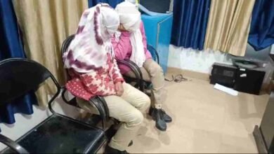 1 963 वर्दी पहनकर 2 महिलाएं कर रही थी वसूली, सामने आ गई असली पुलिस, किया गिरफ्तार