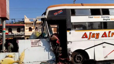 12A 33 रीवा में over bridge से टकराई बस, दो लोगों की मौत… जा रही थी सूरत