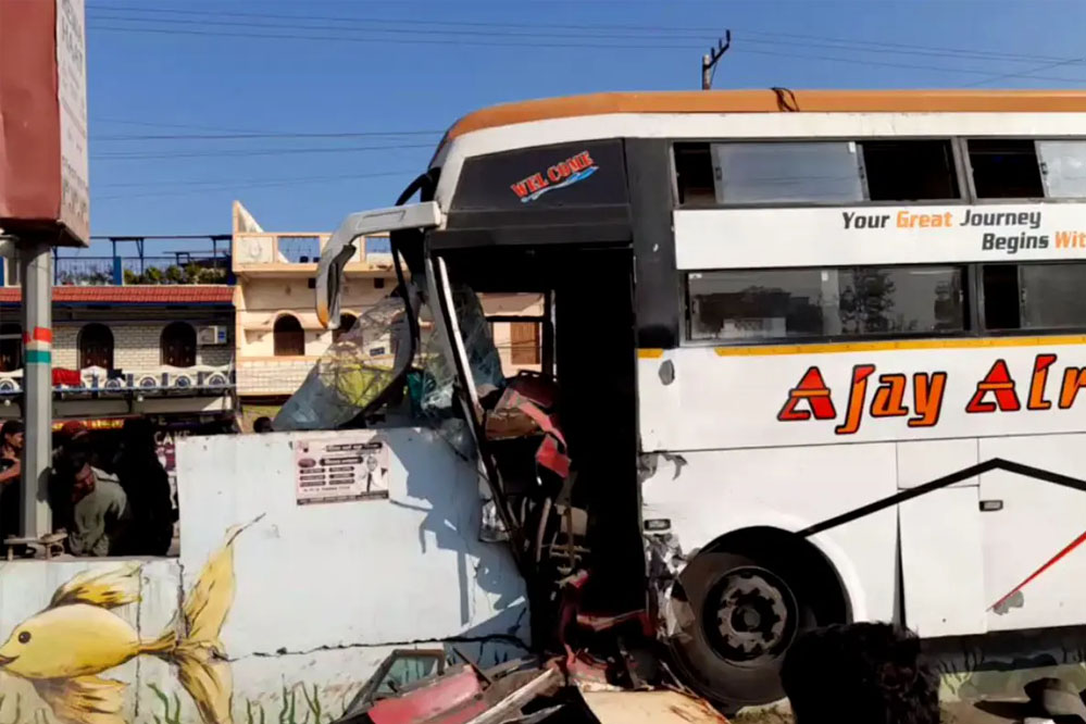 रीवा में over bridge से टकराई बस, दो लोगों की मौत… जा रही थी सूरत 1 12A 33 रीवा में over bridge से टकराई बस, दो लोगों की मौत… जा रही थी सूरत