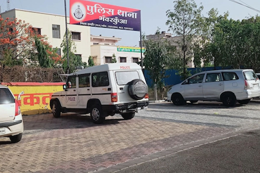 इंदौर पुलिस कमिश्नर ने शहर के सभी थानों के चार पहिया वाहनों में जीपीएस लगाने के निर्देश दिए 1 12A 66 इंदौर पुलिस कमिश्नर ने शहर के सभी थानों के चार पहिया वाहनों में जीपीएस लगाने के निर्देश दिए