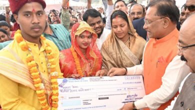 13A 30 मुख्यमंत्री ने पीएम आवास के हितग्राहियों को दी चाबी