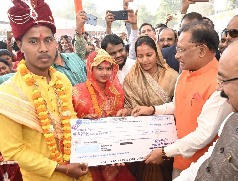 मुख्यमंत्री ने पीएम आवास के हितग्राहियों को दी चाबी 1 13A 30 मुख्यमंत्री ने पीएम आवास के हितग्राहियों को दी चाबी