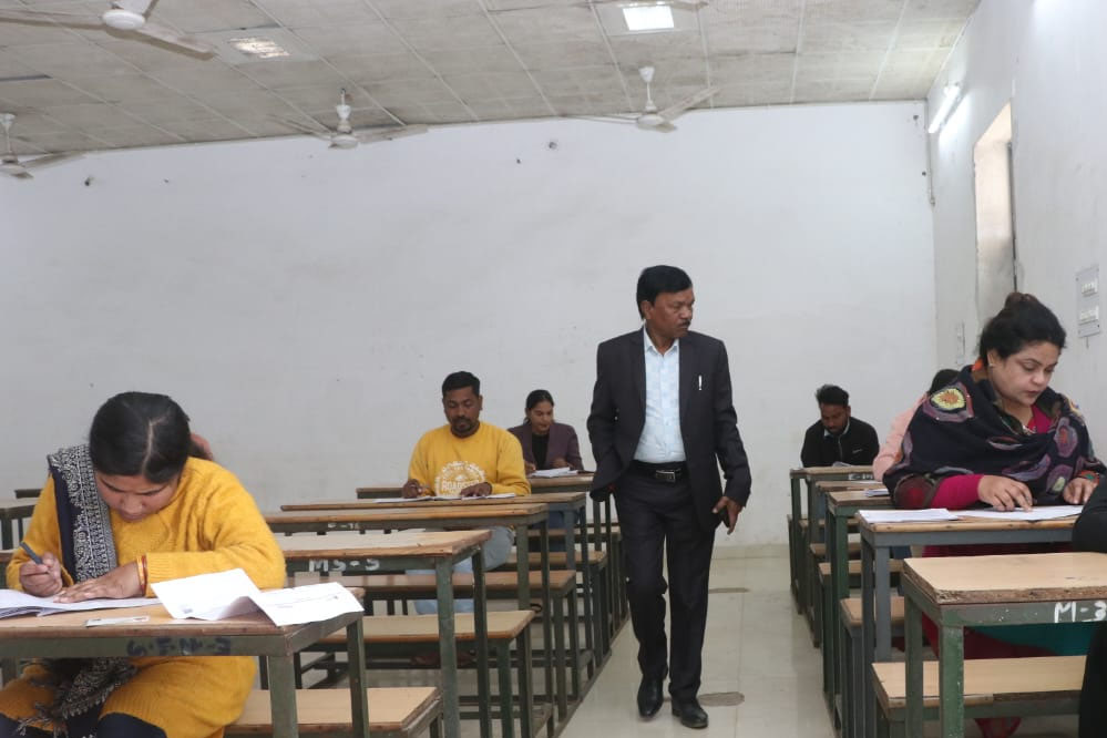 आब्जर्वर ने किया परीक्षा केंद्रों का निरीक्षण 1 16A 22 आब्जर्वर ने किया परीक्षा केंद्रों का निरीक्षण