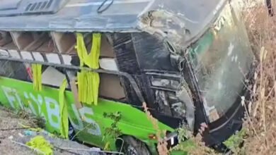 18A 48 आगर-मालवा से इंदौर-कोटा रोड पर बस पलटने से मौके पर ही 6 साल की बच्ची की मौत हो गई