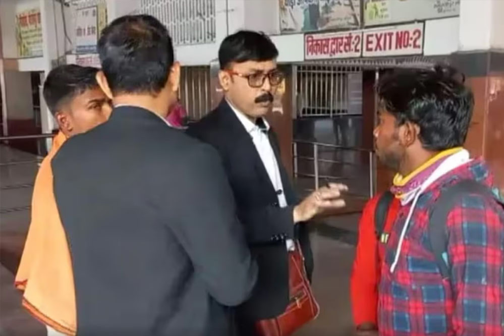 भोपाल मंडल ने बिना टिकट यात्रा करते 1549 यात्री पकड़े , 866985/- का जुर्माना वसूला 1 19A 94 भोपाल मंडल ने बिना टिकट यात्रा करते 1549 यात्री पकड़े , 866985/- का जुर्माना वसूला
