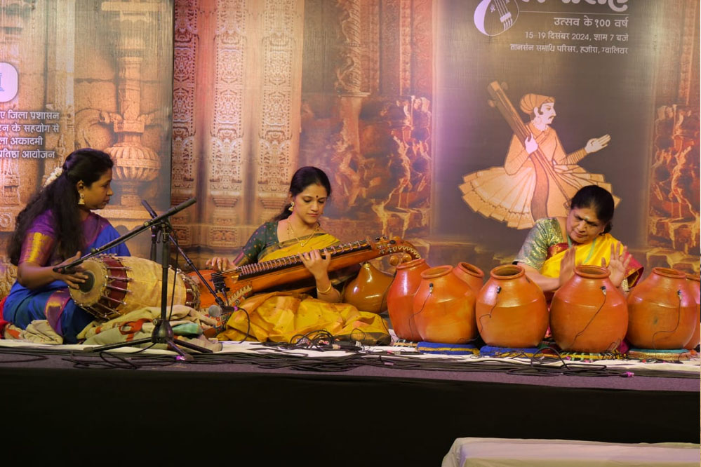 आंखों में असीम चमक और अनंत स्मृतियां देकर स्वर—ताल का सुरीला सिलसिला थमा, गूजरी महल के आंगन में महिला संगीतज्ञों की सजी संगीत सभाएं 1 20A 10 आंखों में असीम चमक और अनंत स्मृतियां देकर स्वर—ताल का सुरीला सिलसिला थमा, गूजरी महल के आंगन में महिला संगीतज्ञों की सजी संगीत सभाएं