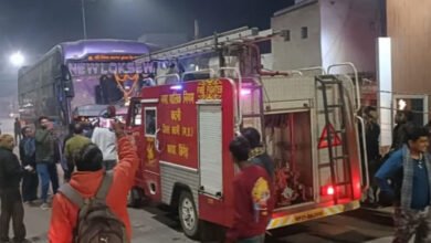 24A 28 चांडक चौक ब्रिज पर इंदौर जा रही चलती ऐसी बस में लगी आग, मची अफरा तफरी