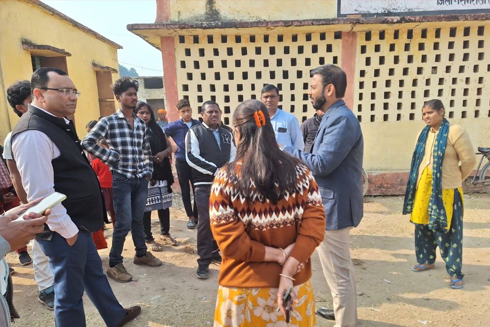 फिर अचानक बीमार हुये पिपराझांपी के छात्र, 11 छात्रों का चल रहा जिला चिकित्सालय में इलाज 1 24A 35 फिर अचानक बीमार हुये पिपराझांपी के छात्र, 11 छात्रों का चल रहा जिला चिकित्सालय में इलाज