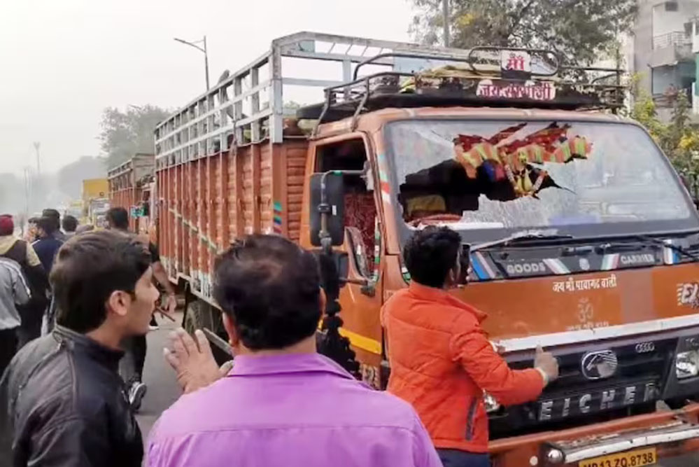 इंदौर में नगर निगम की गाड़ियों में तोड़फोड़ करने का बजरंग दल कार्यकर्तायों पर आरोप 1 25A 42 इंदौर में नगर निगम की गाड़ियों में तोड़फोड़ करने का बजरंग दल कार्यकर्तायों पर आरोप