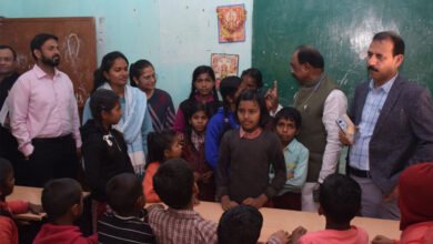 27A 172 विधायक देवसर एवं कलेक्टर ने पिपराझापी विद्यालय पहुच बच्चो को किया मोटिवेट