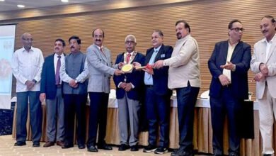 27A 7 उप मुख्यमंत्री शुक्ल ने हृदय रोग विभाग के एचओडी डॉ. गुप्ता को दी बधाई