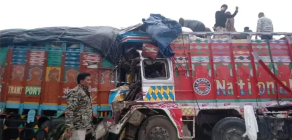 कटनी में आमने-सामने से ट्रकों की भिडंत… दो ड्राइवरों की मौत, क्लीनर गंभीर घायल 1 28A 35 कटनी में आमने-सामने से ट्रकों की भिडंत… दो ड्राइवरों की मौत, क्लीनर गंभीर घायल