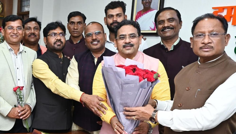 मुख्यमंत्री से छत्तीसगढ़ प्रदेश शौंडिक समाज के प्रतिनिधि मंडल ने की भेंट 1 30A 1 मुख्यमंत्री से छत्तीसगढ़ प्रदेश शौंडिक समाज के प्रतिनिधि मंडल ने की भेंट
