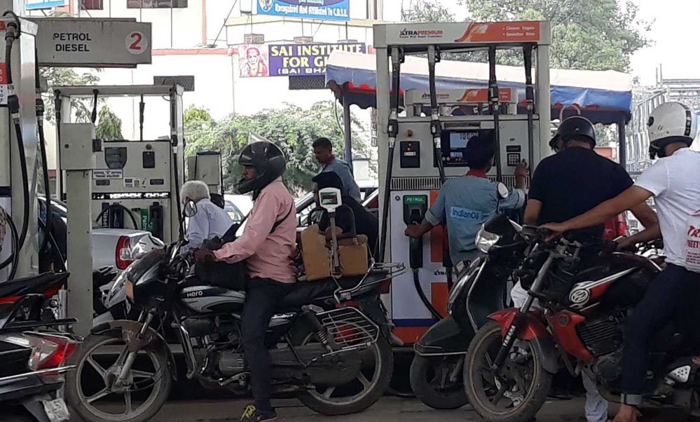 31A 63 छिंदवाड़ा में अब बिना हेलमेट चालकों को नहीं मिलेगा पेट्रोल, ई-रिक्शा ऑटो पर नंबरिंग भी होगी अनिवार्य