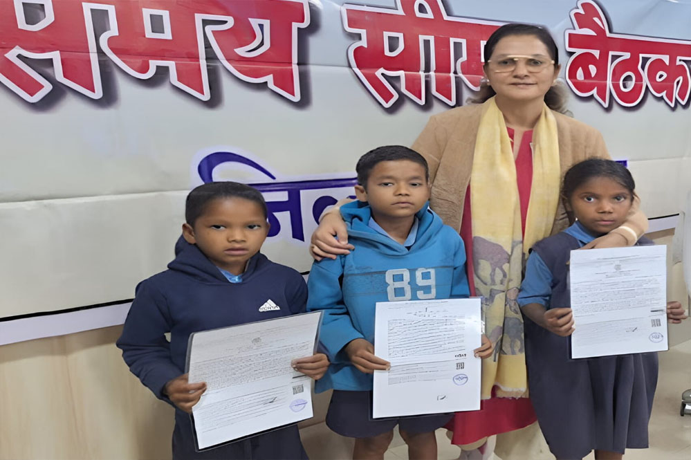 3A 76 कलेक्टर की पहल: बच्चों को मिला जाति प्रमाण पत्र, चेहरे पर आई मुस्कान